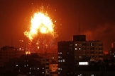 Bola de fogo sobre o prédio que abriga a TV Al-Aqsa, controlada pelo Hamas, na Faixa de Gaza. (Foto: Mahmud Hams/AFP)