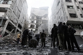 Escombros de um prédio na cidade de Gaza, após um ataque aéreo israelense. (Foto: Mahmud Hams/AFP)