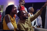 Kayleigh, que perdeu seus membros, e seu marido, Ramon, em um culto de boas-vindas para ela na igreja. (Foto: Joe Cavaretta/Sun Sentinel)