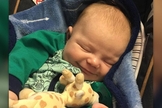 O filho de Jacob Sheriff nasceu sem batimentos cardíacos, sem pulso e não estava respirando. (Foto: Reprodução).