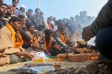 A cerimônia conhecida como "Ghar Wapsi" marca a volta de pessoas que haviam deixado o hinduísmo à sua fé antiga. Porém há relatos de que cristãos têm sido forçados a se submeterem a estes rituais. (Foto: Indian Express)