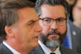 O presidente eleito, Jair Bolsonaro, ao lado do futuro ministro das Relações Exteriores, Nelson Ernesto Araújo. (Foto: AFP/Sergio Lima)