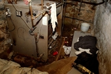 Porão onde pessoas com deficiência foram mantidas em cativeiro na Filadélfia. (Foto: Ron Cortes/The Philadelphia Inquirer/AP/Pool)