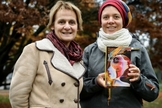 As professoras Elisabeth Parmentier (à esquerda) e Lauriane Savoy tiveram a ideia de lançar uma nova tradução dos textos bíblicos para promover o feminismo. (Foto: AFP)