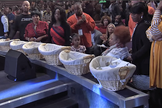 O pastor John Gray explicou que sentiu Deus pedindo que tomasse esta atitude durante o culto. (Foto: Reprodução)