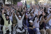 Muçulmanos durante protesto contra a absolvição de Asia Bib em Lahore, no Paquistão. (Foto: Rahat Dar/EPA)