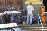 Vítimas são atendidas pelo Samu e Bombeiros, na Catedral Metropolitana. (Foto: Johnny Inselsperger/EPTV)