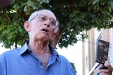 Sr. José dos Santos é militar aposentado e há cinco anos distribui Bíblias com o ministério dos Gideões Internacionais. (Foto: Henrique Kawaminami - Campo Grande News)