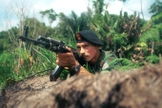 Guerrilheiro das Forças Armadas Revolucionárias da Colômbia (Farc) é fotografado na Colômbia. (Foto: Carlos Villalon/Getty Images)