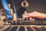 Há quem pense que não afeta a vida de outras pessoas quando "apenas assiste" pornografia na internet, mas pode estar sustentando um mercado criminoso. (Foto: John Schnobrich/Unsplash)