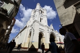 As pessoas andam perto da Igreja de Nossa Virgem da Caridade, em Havana, Cuba. (Foto: Reuters/Desmond Boylan)