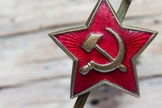 O comunismo e o socialismo seguem uma linha de pensamento ateísta e antirreligiosa. (Foto: Godlikeart/Shutterstock)
