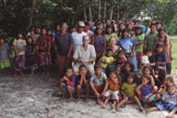 Casal de missionários norte-americanos Steve e Robin Campbell com índios da etnia jamamadi, no sul do Amazonas. (Foto: Divulgação)