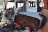 Bíblia foi o único objeto que se salvou no veículo incendiado. (Foto: Dorian Girão/TV Jangadeiro)