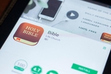 Os planos do YouVersion permitem que os usuários emparelhem as passagens diárias da Bíblia com conteúdo de áudio, vídeo ou devocional. (Foto: Reprodução)