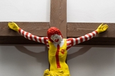 “McJesus”, criado pelo artista finlandês Jani Leinon, em exposição no Museu de Arte de Haifa. (Foto: Vilhelm Sjöström)