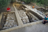 No terraço superior de Quiriate-Jearim, uma parede maciça foi desenterrada abaixo do solo superficial. (Foto: Escavações da Família Shmunis em Quiriate-Jearim)