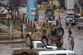 Imagem de um vídeo obtido pela AFPTV mostra as tropas dos EUA reunidas no local do ataque em Manbij, na Síria. (Foto: AFP)