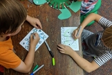 Crianças do jardim de infância desenham em atividade escolar. (Foto: Ktoo)