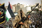 Terrorista palestino segura armamento pesado. (Foto: Alaraby)