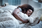 A melhor posição para dormir é de lado, o que tecnicamente é chamado de decúbito lateral. (Foto: JGI/Tom Grill/Getty Images)
