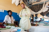 Dr. Rick Sacra foi exposto ao vírus Ebola enquanto cuidava de mulheres grávidas na Libéria. (Foto: Steven King Photos/Worcester Magazine)