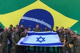 Soldados posam com a bandeira de Israel, com a do Brasil ao fundo. (Foto: David Atar/Embaixada de Israel)