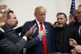 Pastores de diversas denominações oram por Donald Trump. (Foto: MSNBC)