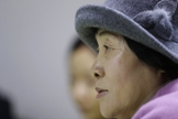 Desertora norte-coreana Kwak Jeong-ae, 65 anos, fala sobre perseguição religiosa em entrevista em Uijeongbu, na Coreia do Sul. (Foto: AP Photo/Lee Jin-man)