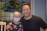 O ator Chris Pratt ao lado de Paige, uma menina com o sistema imunológico comprometido. (Foto: Reprodução/Instagram)