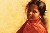 Asia Bibi está sendo ameaçada de morte por extremistas islâmicos, mesmo após sua absolvição. A primeira-ministra Theresa May (direita) disse que a segurança da paquistanesa é a "principal preocupação" do Reino Unido. (Foto: Portas Abertas)