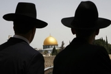 Judeus ultra-ortodoxos olhando para o Domo da Rocha na Cidade Velha de Jerusalém. (Foto: Reuters)