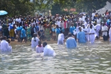 Novos cristãos são batizados rio, em Ruanda, África. (Foto: itabaza)