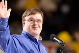 Frank Stephens tem síndrome de Down e se tornou uma voz poderosa contra o aborto, em todo o mundo. (Foto: Daily Wire)