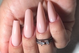 As unhas de gel podem ter os mais diversos formatos. (Foto: Divulgação)