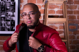 Ton Carfi é o cantor que está liderando a lista de sucessos da Deezer na música gospel brasileira. (Foto: Divulgação)