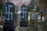 80 sepulturas foram vandalizadas em um cemitério judeu, perto de Estrasburgo, na França. (Foto: Reuters/Vincent Kessler)