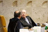 Celso de Mello conversa com Gilmar Mendes no Supremo Tribunal Federal. (Foto: STF)