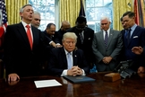Líderes religiosos oram pelo presidente dos EUA, Donald Trump, no Salão Oval da Casa Branca. (Foto: Reuters/Kevin Lamarque)