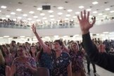 Fiéis em culto na Igreja da Assembleia de Deus Vitória em Cristo, no Rio de Janeiro. (Foto: AP/Leo Correa)