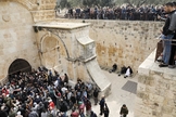 Muçulmanos palestinos entram no Portão Dourado, na Cidade Velha de Jerusalém. (Foto: Ammar Awad/Reuters)