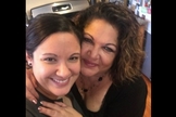 Deanna Mckeehan (direita) e sua filha mais velha, já com 30 anos. (Foto: Pinterest)