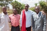 Jacob (com manto vermelho), ao lado de um missionário, um plantador de igrejas e um de seus discípulos. (Foto: Timoty Initiative)
