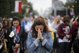 Mulher ora em ação ao ar livre. (Foto: Reuters/Brian Snyder)