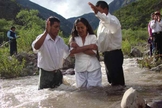 Missionários nativos batizam novos crentes em Bangladesh. (Foto: Reprodução/CAM)