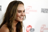 Madeline Carroll interpretou a namorada de Bart (J. Michael Finely) no filme "Eu Só Posso Imaginar". (Foto: CBN News)