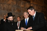 Bolsonaro assina livro em expressão de apoio à construção do Terceiro Templo em Jerusalém. (Foto: PM of Israel)
