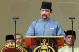 Sultão de Brunei, Hassanal Bolkiah, adotou a lei Sharia em sua total extensão, após exigir que o país tivesse um ensino islâmico rigoroso. (Foto: BBC)