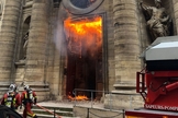Bombeiros contêm incêndio provocado na igreja de Saint-Sulpice, em Paris. (Foto: @agneswebste/Via Reuters)