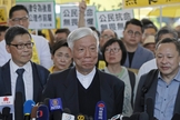 Pastor Chu Yiu-ming (centro) ao lado dos ativistas Benny Tai e Chan Kin-man antes de entrar no tribunal para ouvir seu veredito. (Foto: Kin Cheung/AP)